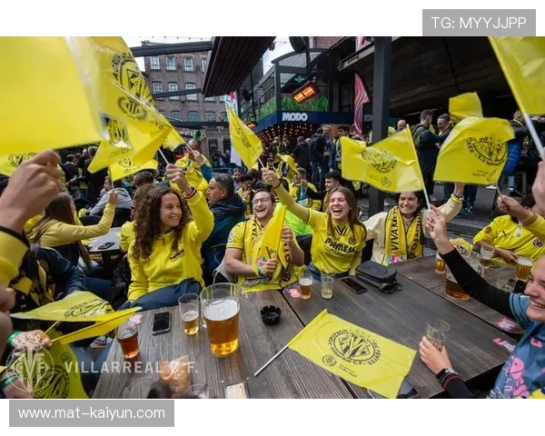 黄潜球迷展示非洲杯奖杯，镜头捕捉布拉欣复杂反应