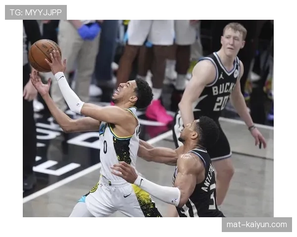 终场哨响，黄蜂球员相拥庆祝加时绝杀晋级